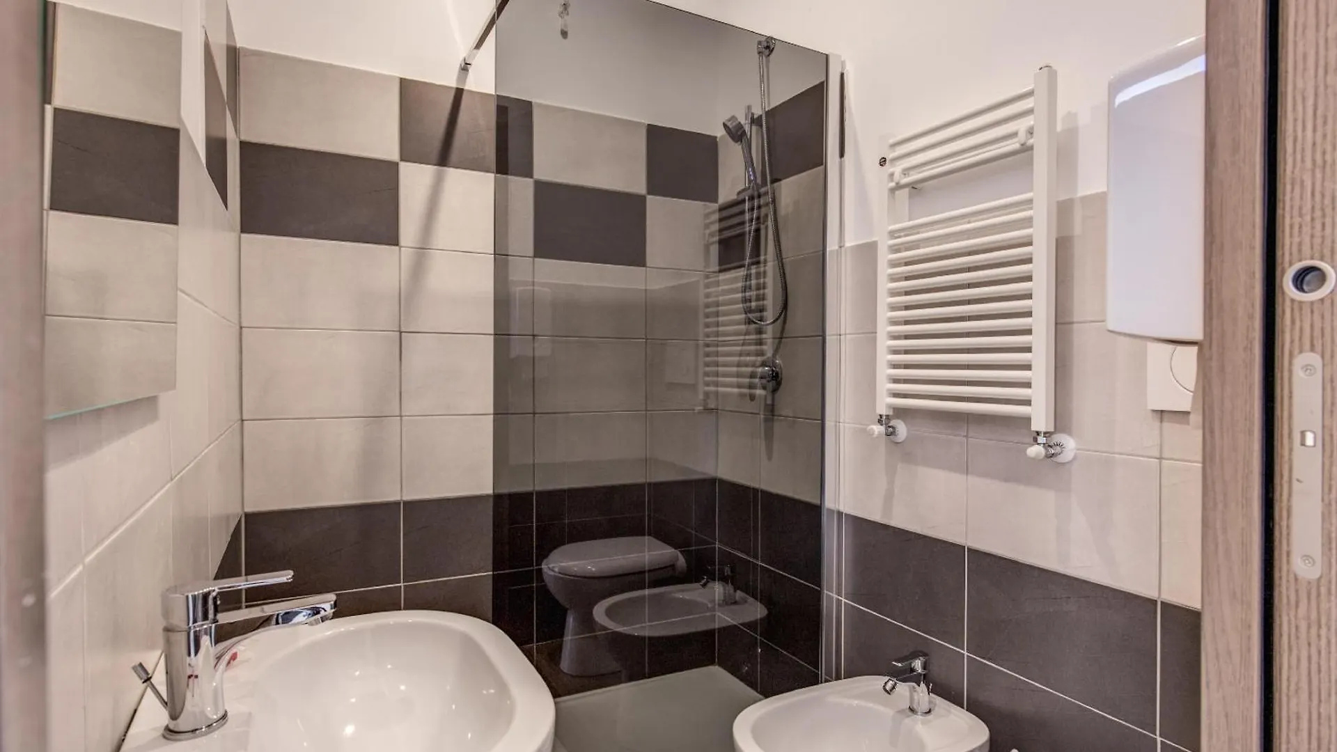 *** Pensión Floor 6 By Dot Suites Roma Italia