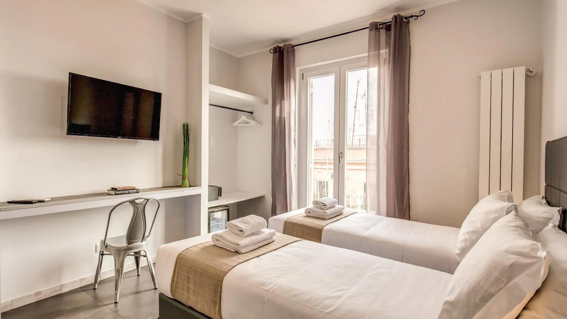Floor 6 By Dot Suites Rom
