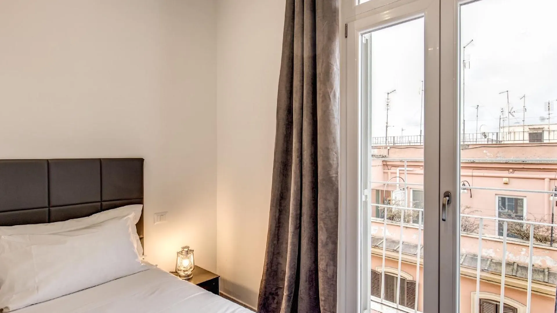 Floor 6 By Dot Suites Rom